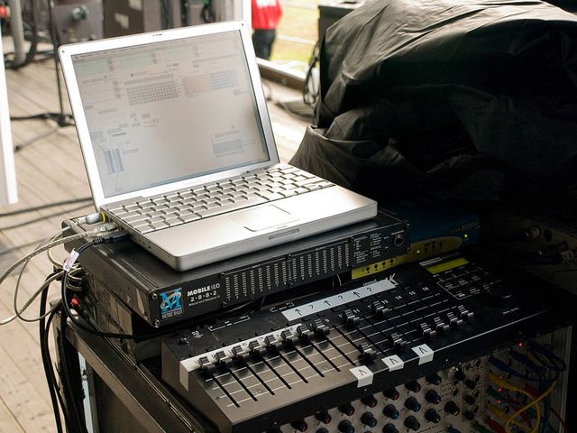Jonny Greenwood live setup Jonny Greenwood keeps it old school with a PowerBook and a Kenton Control Freak.
